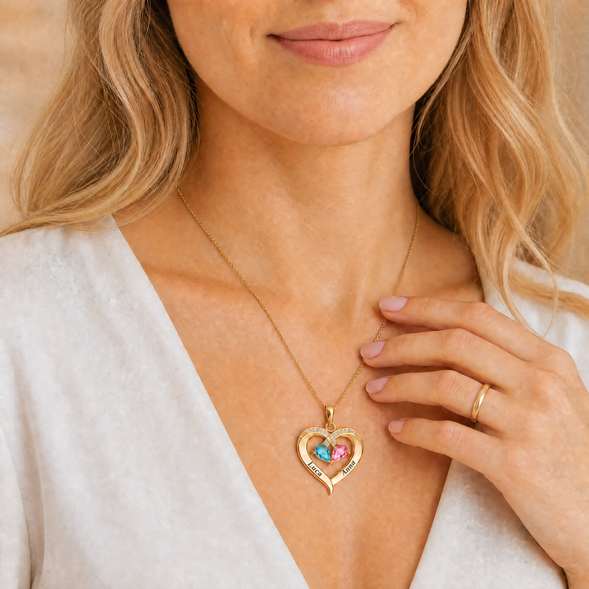 Donna che indossa la collana a cuore con i due nomi incisi